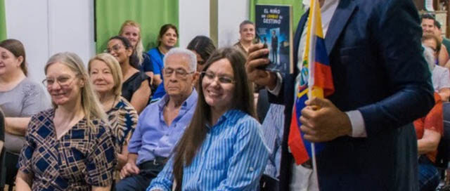 OBERÁ: El escritor ecuatoriano César Quiñones presentó su libro en la Biblioteca Sarmiento OBERÁ: El escritor ecuatoriano César Quiñones presentó su libro en la Biblioteca Sarmiento