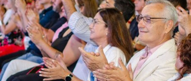 CAPIOVÍ: Se inauguró la temporada de “Navidad en Capioví” con el encendido del Árbol en la Plaza Los Pioneros CAPIOVÍ: Se inauguró la temporada de “Navidad en Capioví” con el encendido del Árbol en la Plaza Los Pioneros