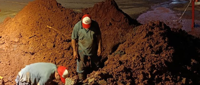 CAPIOVÍ: Reparan un caño principal de agua en la zona céntrica CAPIOVÍ: Reparan un caño principal de agua en la zona céntrica