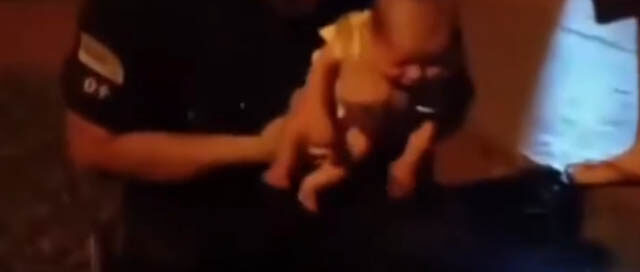 Policías aplicaron maniobra de Heimlich y salvaron a un bebé de un mes Policías aplicaron maniobra de Heimlich y salvaron a un bebé de un mes