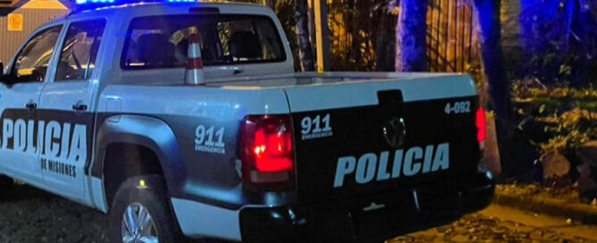 POSADAS: Policías asistieron a una mujer mayor que quedó atrapada en su bañera