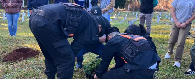 La Policía plantó más de 100 especies nativas por el Día del Árbol