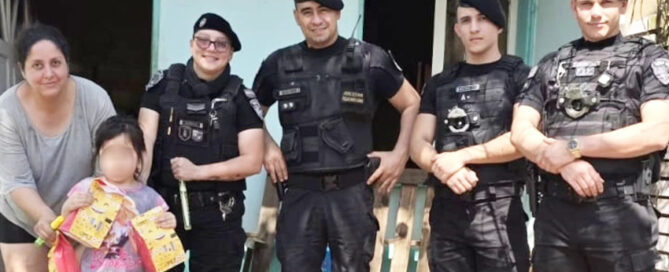ELDORADO: La niña reanimada con RCP por policías recibió a los efectivos en su hogar