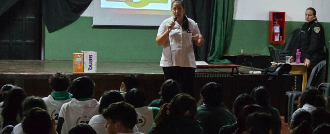 IGUAZÚ: La Comisaría de la Mujer brindó talleres de prevención de violencias y uso responsable de redes en el Instituto Crecer