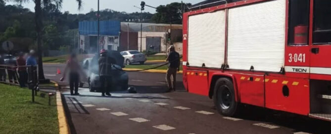 OBERÁ: Bomberos policiales sofocaron el principio de incendio de un auto en la Autovía