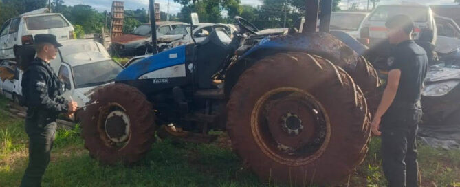 Recuperan un tractor robado en Brasil abandonado en un camino rural