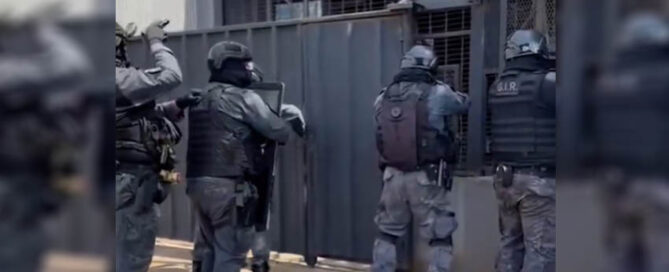 Detienen a un hombre acusado de amenazar al exnovio de su hija y secuestran un mono en cautiverio