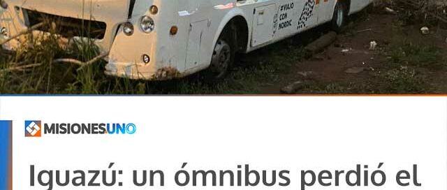 Iguazú: un ómnibus perdió el control por una presunta falla en los frenos y el conductor fue trasladado al hospital