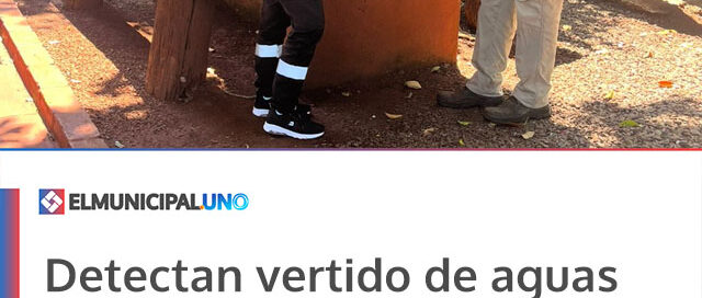 Detectan vertido de aguas servidas en la vía pública y notifican a los responsables