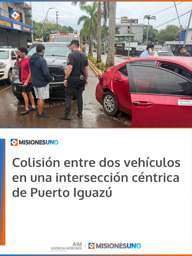 Colisión entre dos vehículos en una intersección céntrica de Puerto Iguazú