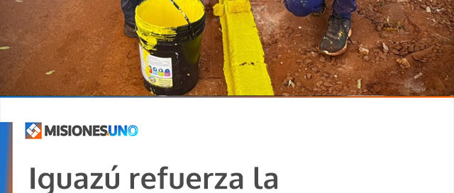 Iguazú refuerza la señalización vial con trabajos de pintura sobre la avenida Libertad